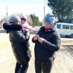 Вручение значков к Дню космонавтики прохожим