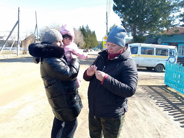 Вручение значков к Дню космонавтики прохожим