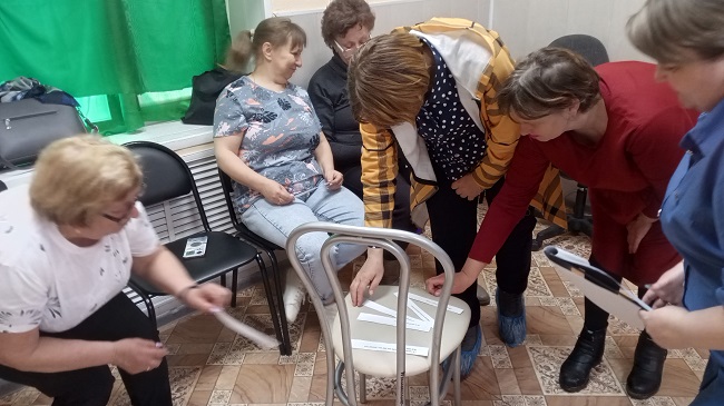 Занятие в Школе родственного ухода - Социальные работники КЦСОН Ирбейский и КЦСОН Заботливые люди участвуют в психологическом тренинге