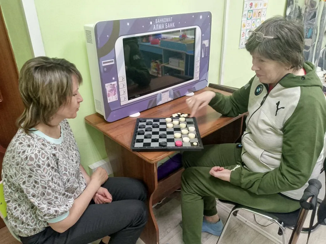 Занятия в группе дневной занятости. Игра в шашки