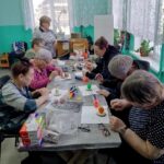 Занятия в клубе Добрые встречи. роспись пасхальных яиц, прослушивание лекции Школа ухода