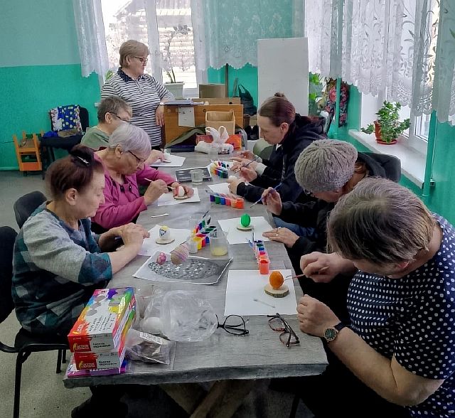 Занятия в клубе Добрые встречи. роспись пасхальных яиц, прослушивание лекции Школа ухода
