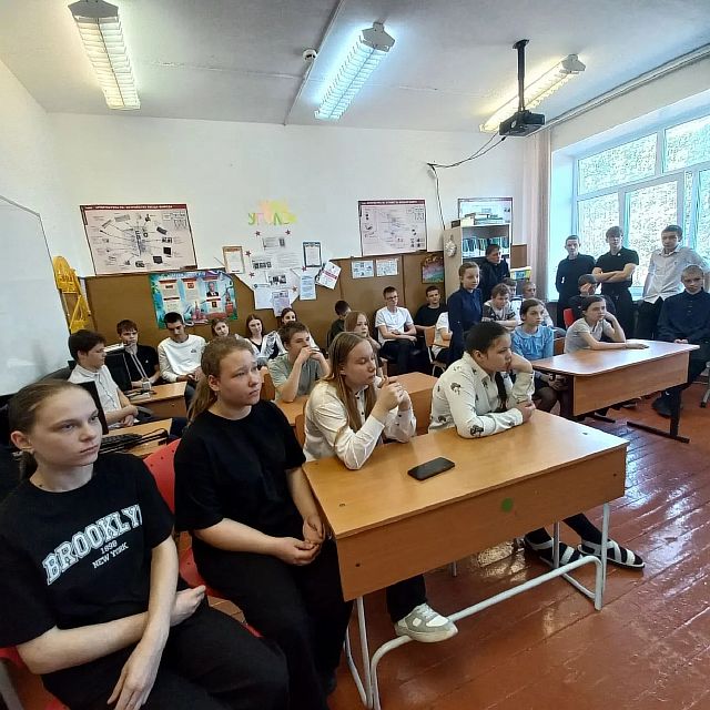 дети активно слушают инспектора ПДН