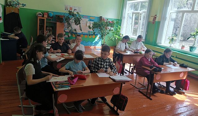 дети делают открытки Маловская школа