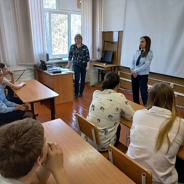 инспектор ПДН и социальный педагог проводят профилактическую беседу