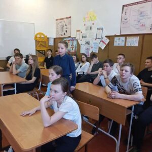 подростки участвуют в диалоге с социальным педагогом